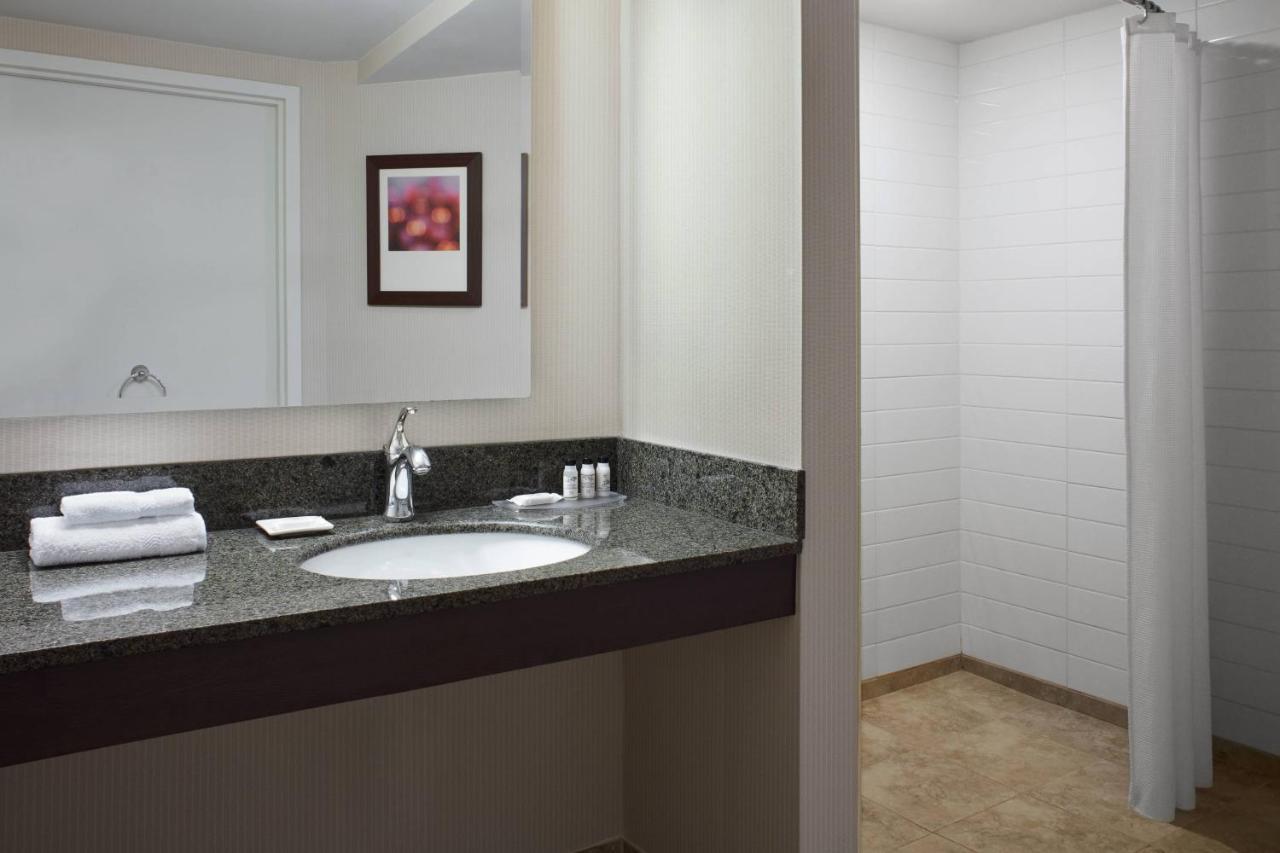 Delta Hotels By Marriott Beausejour Moncton Bagian luar foto