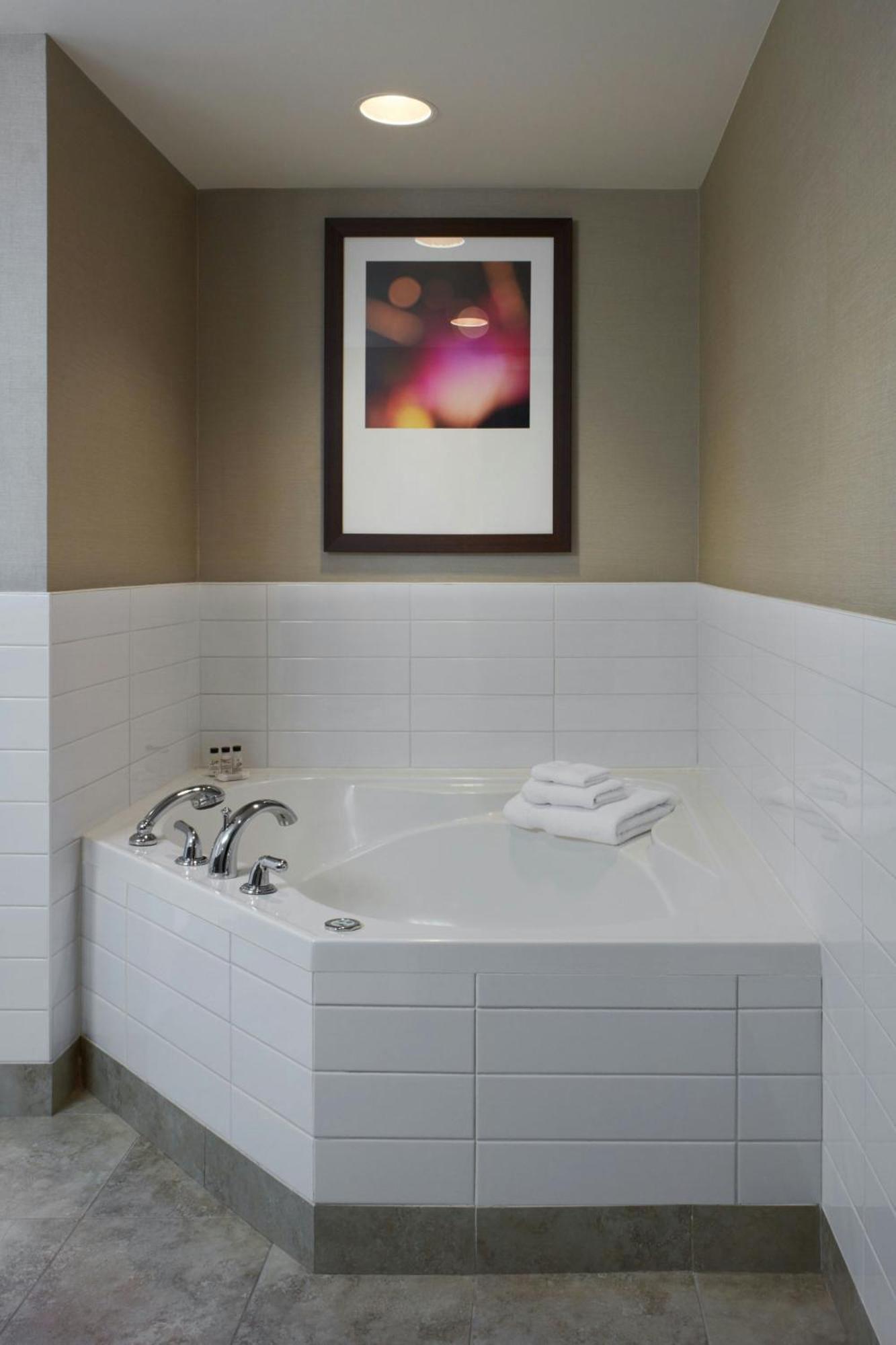 Delta Hotels By Marriott Beausejour Moncton Bagian luar foto