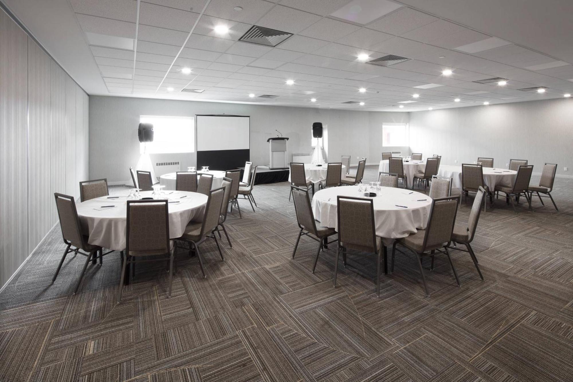Delta Hotels By Marriott Beausejour Moncton Bagian luar foto